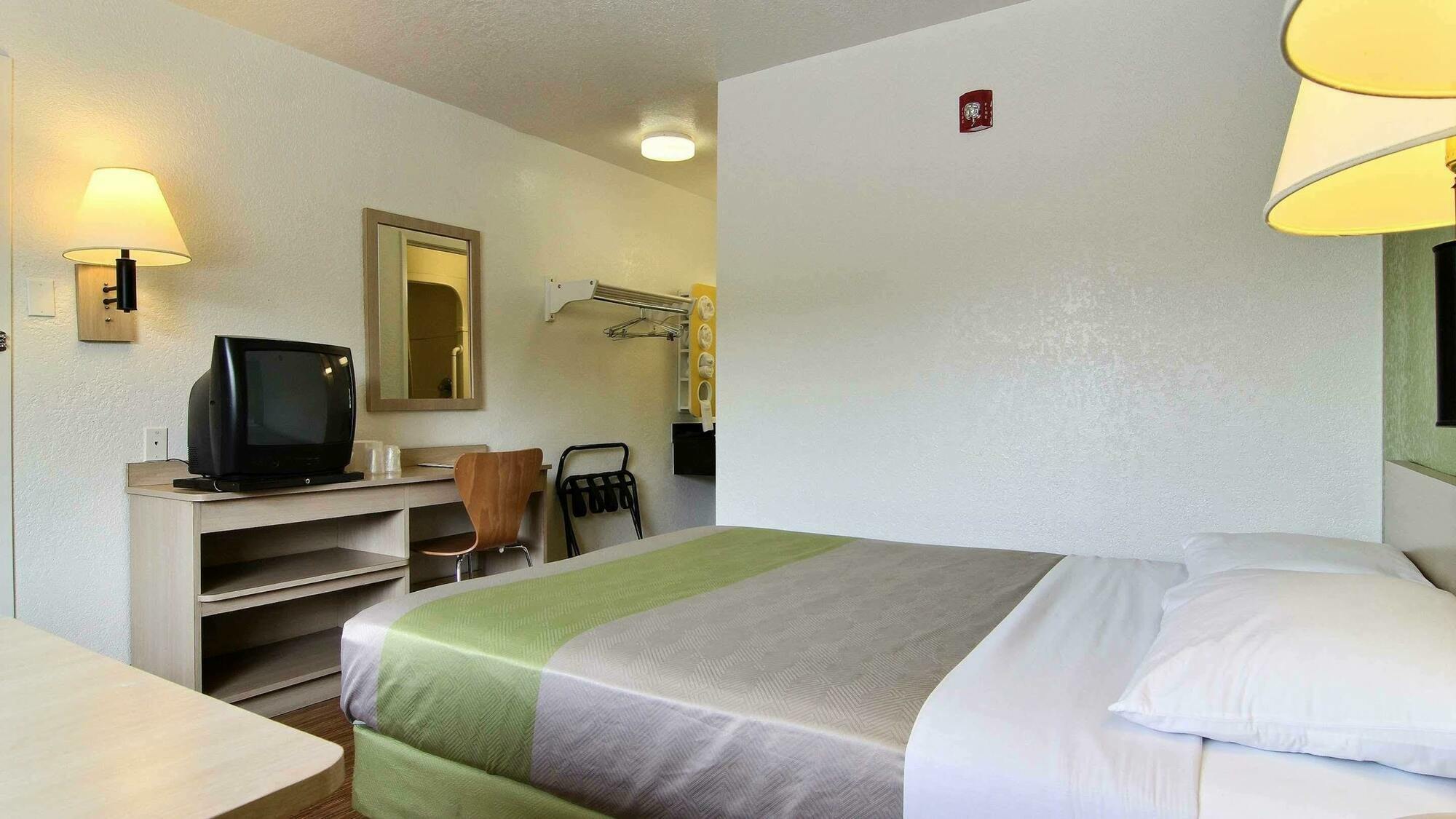Отель Albuquerque Crowne Plaza By Ihg Экстерьер фото